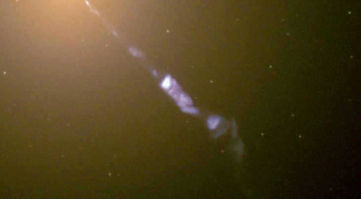Enorme zwarte gaten in het centrum van melkwegstelsels zouden verantwoordelijk kunnen zijn voor de afremming van stervorming in het jonge heelal. De blauwe straal licht in dit Hubble Space Telescope plaatje van nabij melkwegstelsel M87 wordt uitgezonden d