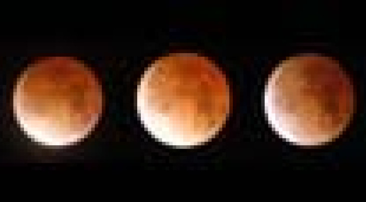 Tijdens de totaliteit (midden) straalt de maan met een oranje-rode gloed. Bron: Robert Smallegange, Leeuwarden
