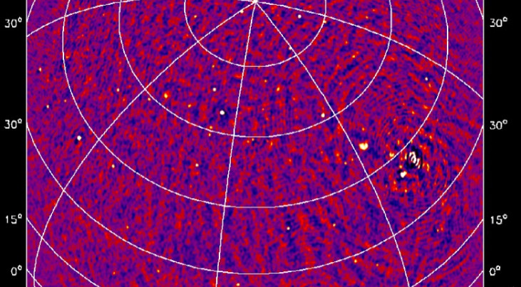 Eerste,zeer gevoelige beelden van de hele hemel, gemaakt met de eerste LOFAR-stations, op een frequentie van 50 MHz. In het centrum van de afbeelding staat de helderste radiobron aan de hemel, Cas A, in het sterrenbeeld Cassiopeia. Deze bron is uit het pl