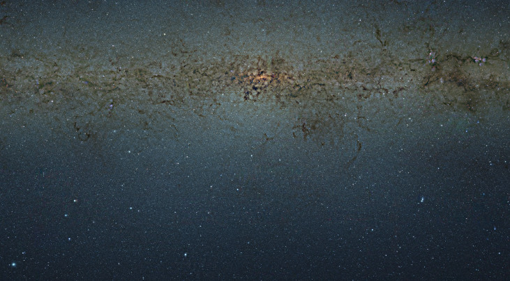 Dit overzicht van het hart van de Melkweg is gemaakt met de VISTA-surveytelescoop van de ESO-sterrenwacht op Paranal (Chili). De foto is 108.200 bij 81.500 pixels groot en is samengesteld uit duizenden afzonderlijke VISTA-opnamen die door drie verschillen