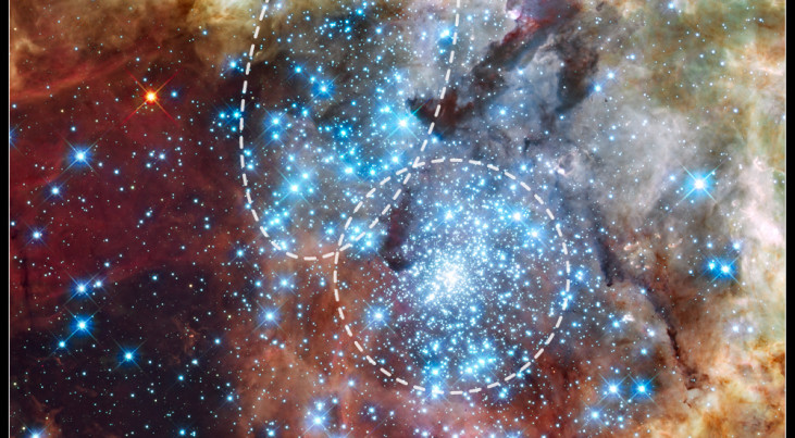 Deze afbeelding, gebaseerd op Hubble-opnames gemaakt in oktober 2009, laat de twee sterrenhopen zien die op het punt staan om samen te smelten in 30 Doradus. De zwaarste sterren zijn te zien als helder blauwe sterren, omringd door nevels waarin nieuwe jon