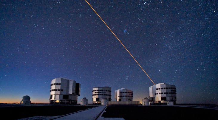 De Very Large Telescope op Paranal (Chili). De laser guide star wordt gelanceerd vanuit telescoop UT4 (Yepun). ESO/S. Brunier