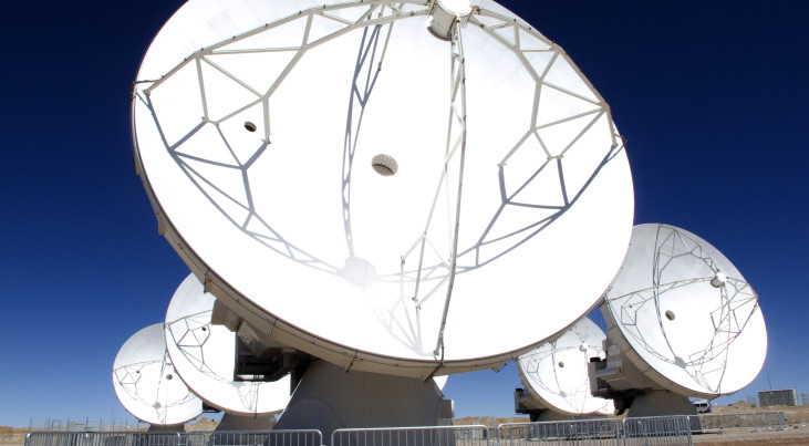 Een groep van 5 Amerikaanse antennes op de high site. Credit: ALMA (ESO/NAOJ/NRAO)