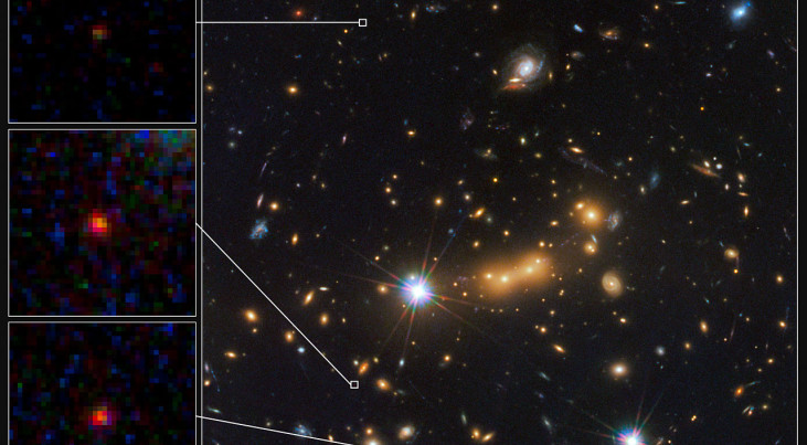 Deze afbeelding is een mozaïek dat bestaat uit opnames die zijn gemaakt met  de Wide Field Camera 3 en de Advanced Camera for Surveys aan boord van de Hubble-ruimtetelescoop. Het versterkte beeld van het sterrenstelsel MACS0647-JD is drie keer zichtbaar 