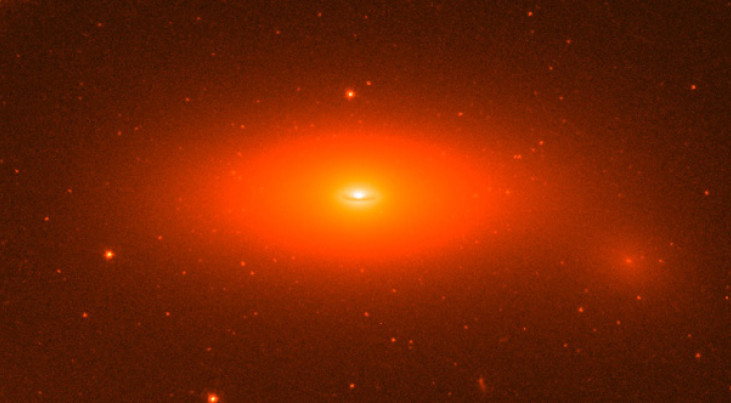 Het lensvormige sterrenstelsel NGC 1277. Dit compacte sterrenstelsel bevat één van de zwaarste centrale zwarte gaten tot op heden gedetecteerd. De massa van dit zwarte gat is gelijk aan 17 miljard zonsmassa's en maakt 14% uit van de totale massa van het