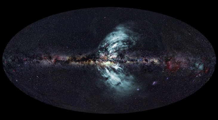 De nieuw ontdekte deeltjesstromen uit het centrum van de Melkweg in lichtblauw. De achtergrond is een foto van de hele hemel op dezelfde schaal. Het Melkwegvlak is duidelijk zichtbaar. De kromming van de deeltjesstromen is echt en wordt niet veroorzaakt d