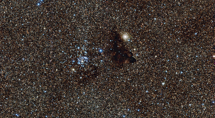 Deze opname, gemaakt met de Wide Field Imager van de 2,2-meter MPG/ESO-telescoop van de ESO-sterrenwacht op La Silla in Chili, toont de heldere sterrenhoop NGC 6520 en de naburige, vreemd gevormde donkere wolk Barnard 86. Dit kosmische duo steekt duidelij