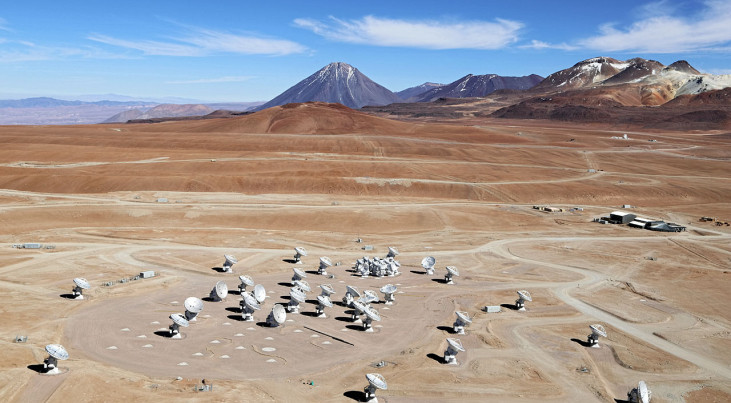 ALMA-array vanuit de lucht. Deze luchtfoto toont de Chajnantor-hoogvlakte, op een hoogte van 5000 meter in de Chileense Andes, waar de schotelantennes van ALMA staan opgesteld.  Credit: Clem & Adri Bacri-Normier (wingsforscience.com)/ESO
