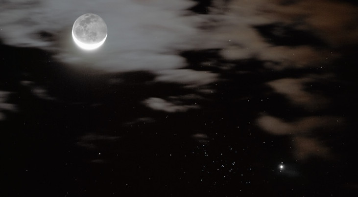 De maan en Jupiter plus enkele van zijn manen rondom de Praesepe cluster (M44) in het sterrenbeeld Kreeft. Credit: Russell Croman