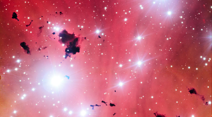 De Very Large Telescope kiekt een stellaire kraamkamer en viert zijn vijftiende verjaardag. Credit: ESO/Digitized Sky Survey 2