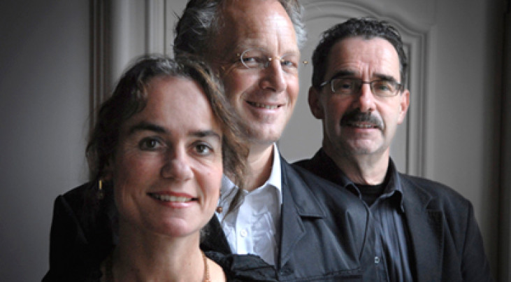 Uiterst rechts staat de winnaar van de Willem de Graaffprijs 2013 Peter Barthel. Op de voorgrond het Grieg Pianoduo dat Urmas Sisasks compositie heeft uitgevoerd.