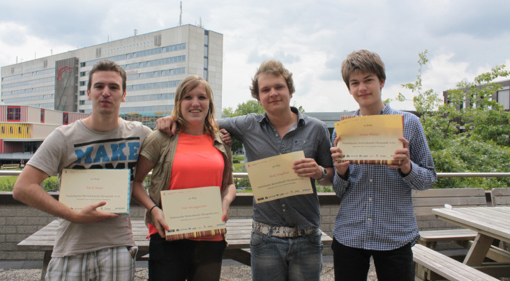 De winnaars van de Nederlandse Sterrenkunde Olympiade 2013 (Jeroen Winkel geheel rechts) (c) RuG
