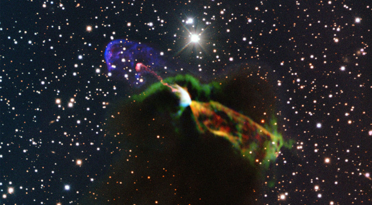 Schitterende opname van de pasgeboren ster Herbig-Haro-object HH46/47. De ALMA-waarnemingen (oranje en groen, rechtsonder) tonen een grote, energierijke jet die van ons af beweegt en die in zichtbaar licht schuilgaat achter stof en gas. Links (in roze en 