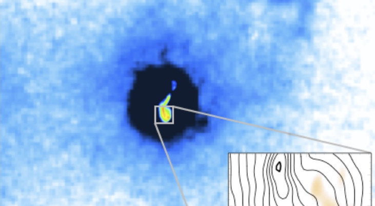 Het melkwegstelsel 4C12.50 in optisch licht (blauw). In de inzet is de plasmajet en het koude gas afgebeeld (oranje). Het gas is verdeeld over een dichte wolk (donkeroranje) en slierten (lichtoranje) als gevolg van de sterke invloed van de jet. Credit: op