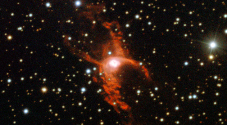 Deze foto, gemaakt met de New Technology Telescope van de ESO-sterrenwacht op La Silla, toont de bipolaire planetaire nevel NGC 6537. Credit: ESO