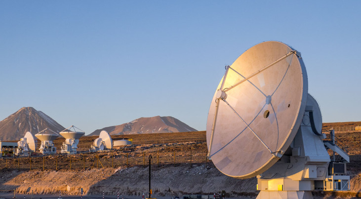 De laatste antenne van de Atacama Large Millimeter/submillimeter Array (ALMA), kort voordat deze werd overgedragen aan de ALMA-sterrenwacht. Credit: ESO/C. Pontoni