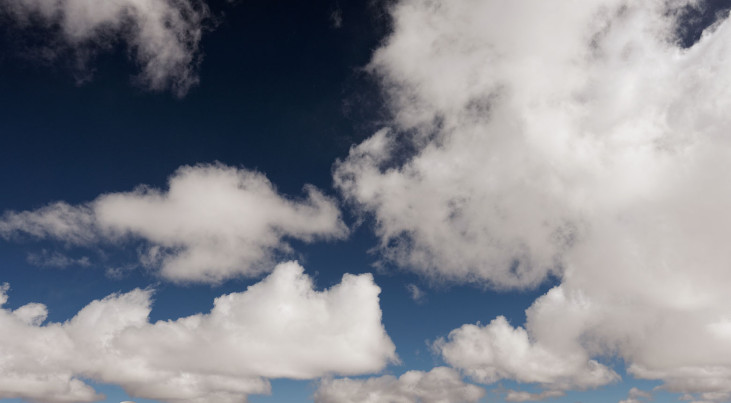 Een prachtige foto van ALMA. De wolken zijn erg fotogeniek, maar laten zien dat er veel meer vocht in de lucht zit dan normaal.  Credit: Philipp Weber-Bertram, (Cagefish) for Legacy of Gods, (legacyofgodsthemovie)