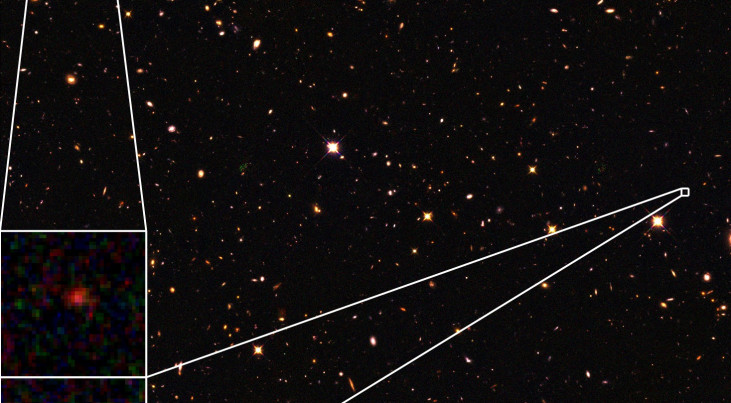 Het astronomisch veld UDS (UKIDDS Ultra Deep Survey), gebaseerd op infrarood licht van NASA's Hubble Ruimtetelescoop met vier van de 15 vroegoude sterrenstelsels. Deze hebben een rode kleur, wat typisch is voor oude stelsels. De andere sterrenstelsels die