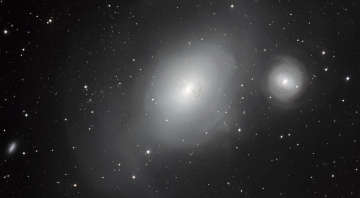 De contrasterende sterrenstelsels NGC 1316 en NGC 1317 Credit: ESO