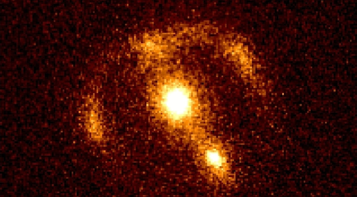 Rondom het melkwegstelsel geassocieerd met radiobron 3C220.3 (in  het midden van deze CCD-foto, gemaakt met de 10-m Keck-telescoop op Hawaï) is een ring van straling te zien. De ring is afkomstig van een ver weg gelegen melkwegstelsel-in-wording, en is h