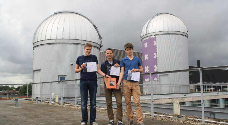 De winnaars van de Nederlandse Sterrenkunde Olympiade 2014. Arnout Franken (midden) heeft een reis gewonnen naar het Roque de Los Muchasos Observatory op het Canarische eiland La Palma.