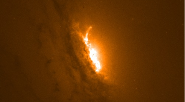Het centrale deel van het sterrenstelsel IC5063 zien, zoals waargenomen met Hubble Ruimtetelescoop. Het heldere gedeelte in het midden toont het gebied waar de jets, aangedreven door het superzware zwarte gat, het moleculaire gas uit het sterrenstelsel dr