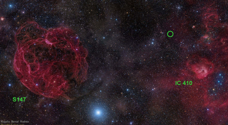 Beeld van het deel van de hemel waar radioflits FRB 121102 is waargenomen. De flits kwam uit de richting van de cirkel, tussen supernovarestant S147 (links) en het stervormingsgebied IC 410 (rechts)
 (c) Rogelio Bernal Andreo (DeepSkyColors.com)