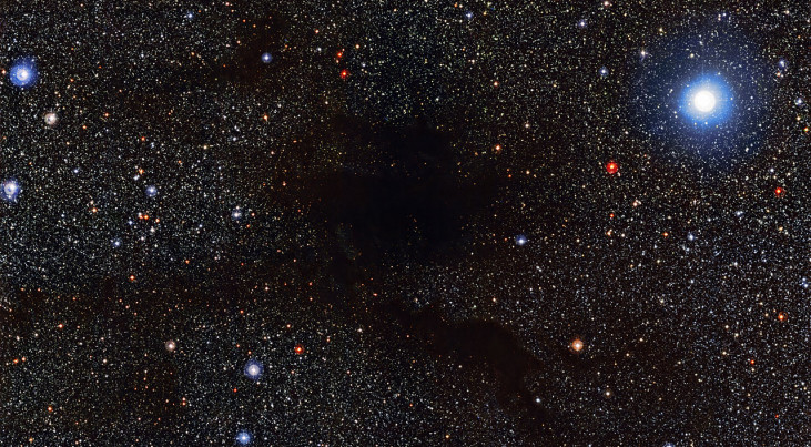 Deze foto van de donkere wolk Lupus 4, die donker afsteekt tegen de achtergrondsterren, is gemaakt met de Wide Field Imager van de 2,2-meter MPG/ESO-telescoop van de ESO-sterrenwacht op La Silla (Chili). Lupus 4 is een verdichting van gas en stof waarin n