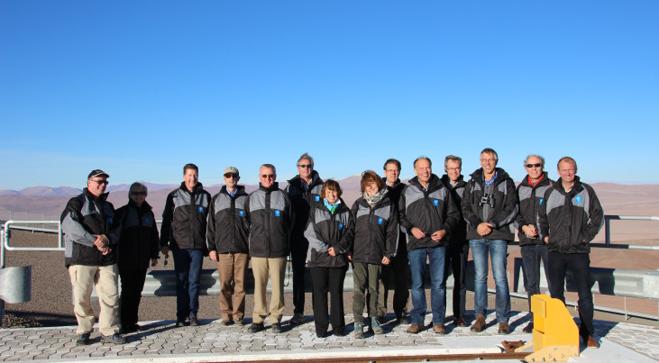 De NOVA delegatie op Cerro Paranal, met Cerro Armazones (de locatie van de nieuwe grote ESO telescoop, de E-ELT) op de achtergrond. Van links naar rechts: Ralph Wijers (wetenschappelijk directeur sterrenkunde instituut (WD) UvA), Ana Achucarro (hoogleraar