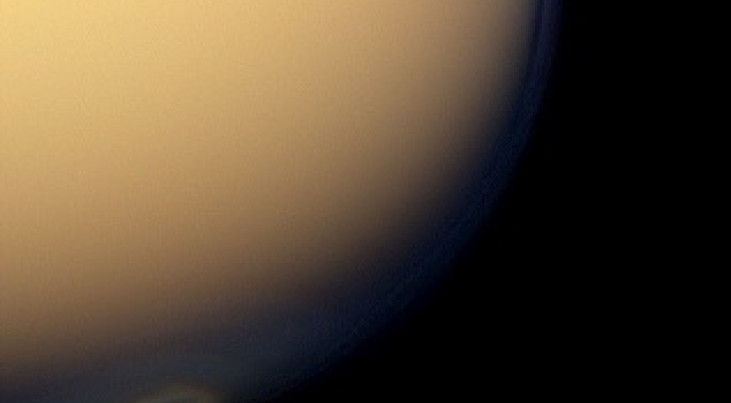 Op deze foto van NASA's ruimtesonde Cassini uit 2012 is goed te zien dat zich boven de zuidpool van Titan een wolk heeft gevormd. Credit: NASA/JPL-Caltech/Space Science Institute