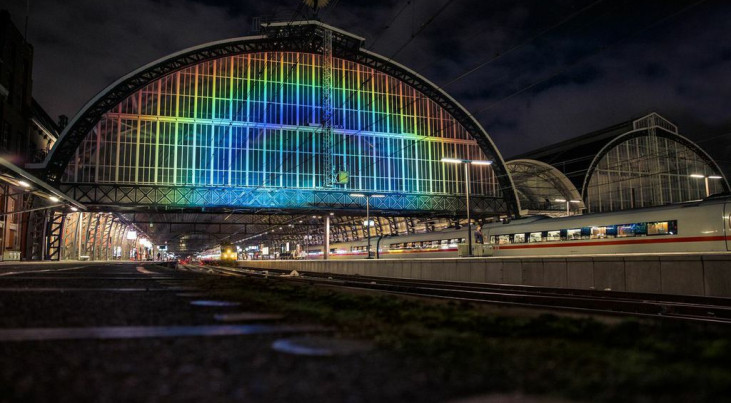 De projectie van de regenboog op de buitenkant van Amsterdam Centraal.  Credit: Studio Roosegaarde