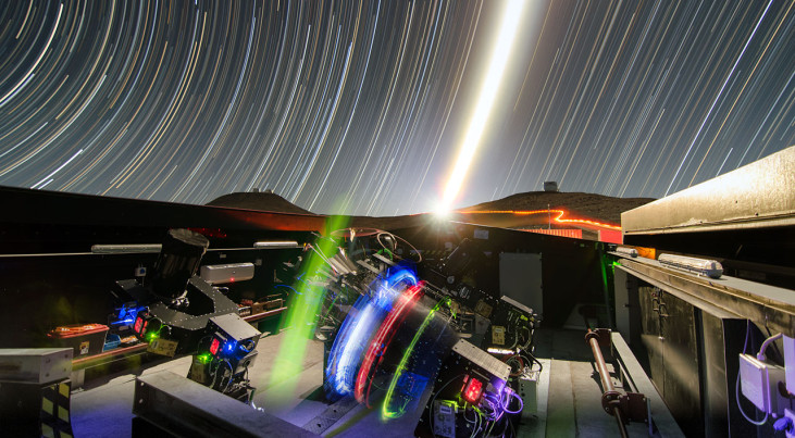 De Next-Generation Transit Survey (NGTS) maakt deel uit van de ESO-sterrenwacht op Paranal, in het noorden van Chili. Dit project zoekt naar exoplaneten die – vanaf de aarde gezien – voor hun moederster langs trekken en daarbij het licht van de ster e