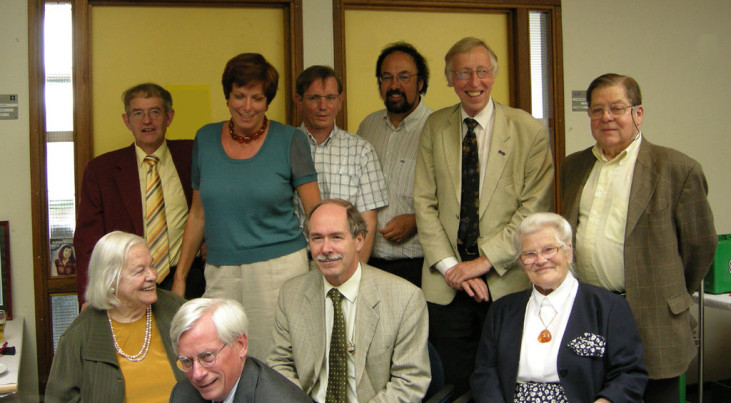 Ingrid van Houten-Groeneveld (voorste rij rechts) bij de uitreiking van een oorkonde aan de naamgeefster van planetoïde 10250, de schrijfster Hella Haasse (voorste rij links), in 2007