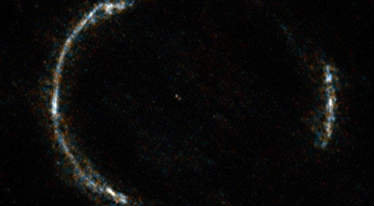 Een stuk van het sterrenstelsel SDP.81. Het sterrenstelsel is in het echt niet ringvormig. De ring ontstaat doordat het licht is afgebogen door een ander sterrenstelsel. Astronomen noemen dat een Einsteinring. (c) ALMA (NRAO/ESO/NAOJ)/Y. Tamura (The Unive