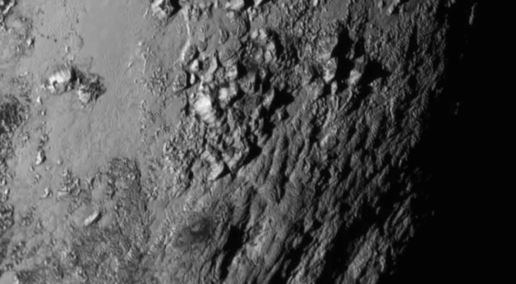 Detailfoto van een gebied in de buurt van de evenaar van Pluto waar bergen van 3500 meter hoog te zien zijn. De NASA-ruimtesonde New Horizons maakte de foto op 14 juli tijdens zijn scheervlucht langs de dwergplaneet. Credit: NASA/JHU APL/SwRI