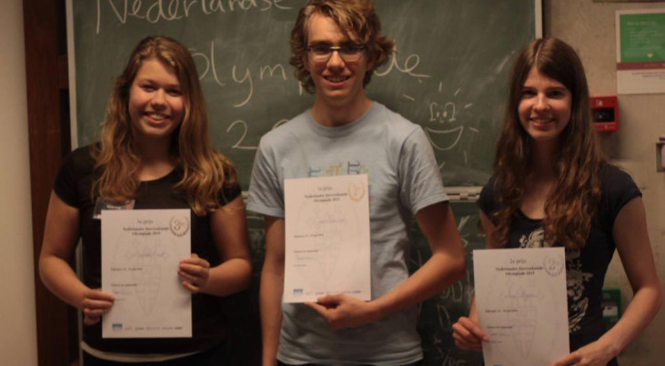 De winnaars van de Nederlandse Sterrenkunde Olympiade 2015. Van links naar rechts: Mariska Rood (Stedelijk Dalton College Alkmaar, 3e prijs), Geert Schulpen (Gymnasium Beekvliet, Sint-Michielsgestel, 1e prijs), Anne Nijsten (Theresialyceum, Tilburg, 2e pr