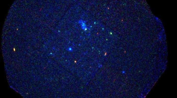 Een afbeelding van het cluster Berkeley 87 gemaakt door de röntgensatelliet XMM-Newton. In het midden van de afbeelding is de ster WR 142 zichtbaar als een vage blauwe punt. De ster, die op het randje van exploderen staat, is een van de zes bijzondere st