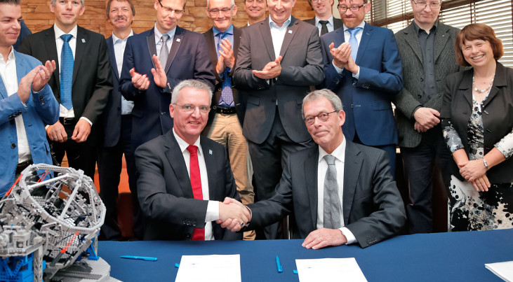 De ondertekening van het METIS-contract op 28 september 2015 in Leiden door Willem te Beest, de vicevoorzitter van het College van Bestuur van de Universiteit Leiden - namens NOVA - en ESO-DG Tim de Zeeuw.  Credit: ESO/NOVA Peter van Evert