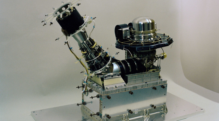 Het instrument ROSINA waarmee zuurstof in de gaswolk rond de komeet 67P is gemeten. Gas van de komeet komt rechtsboven binnen en wordt dan naar de detector linksboven geleid. (c) Universität Bern