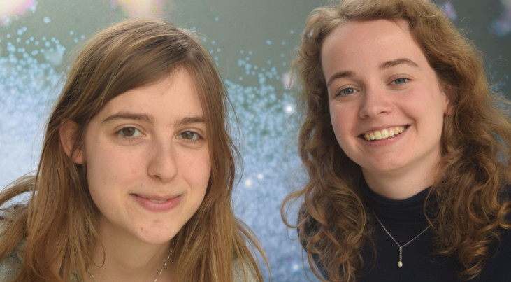 De Leidse sterrenkundestudenten Dieuwertje van der Vlugt en Isabel van Vledder.

