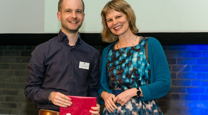 Jason Hessels met KNAW-president José van Dijck. (c) par-pa fotografie