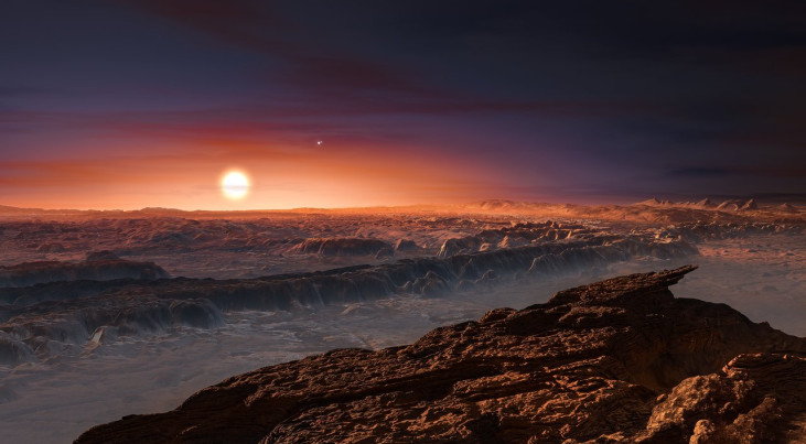 Deze artistieke weergave toont een blik op het oppervlak van de planeet Proxima b die rond de rode dwergster Proxima Centauri draait. Proxima Centauri is de dichtstbijzijnde ster vanaf ons zonnestelsel. Rechtsboven Proxima Centauri is de dubbelster Alpha 