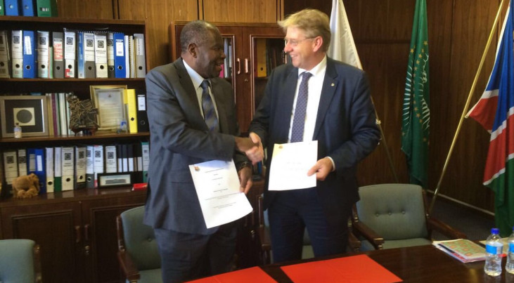 Lazarus Hangula (University of Namibia) en Gerard Meijer (Radboud Universiteit) na de ondertekening van een Memorandum of Understanding over de Africa Millimetre Telescope.
