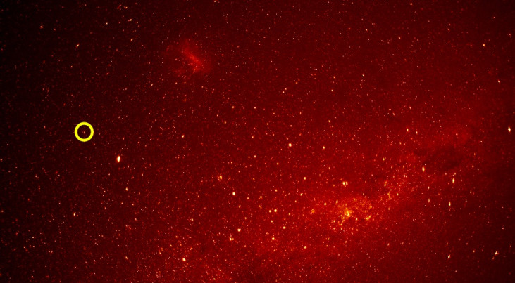 Opname met een van de twee bRing-camera’s van de zuidelijke sterrenhemel. Beta Pictoris is geel omcirkeld; midden boven is de Grote Magelhaense Wolk te zien en rechtsonder de Melkweg.  © Kenworthy/Stuik/Universiteit Leiden