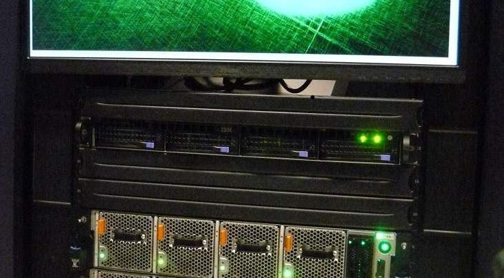 Een team van Nederlandse wetenschappers heeft een supercomputer gebouwd ter grootte van vier pizzadozen. De Little Green Machine II heeft het rekenvermogen van meer dan 10.000 normale pc's.


 (c) Simon Portegies Zwart (Universiteit Leiden)