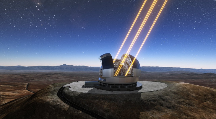 Deze artist’s impression toont de Extremely Large Telescope in actie op de Cerro Armazones in het noorden van Chili. Afgebeeld is de telescoop terwijl deze met behulp van lasers kunstmatige sterren hoog in de atmosfeer genereert. De eerste steen van de 