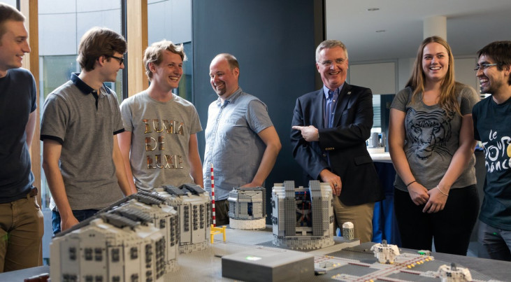 Frans Snik (Universiteit Leiden) en zijn team leveren LEGO-Paranal af bij Tim de Zeeuw, de directeur-generaal van ESO. (c) ESO/Frans Snik