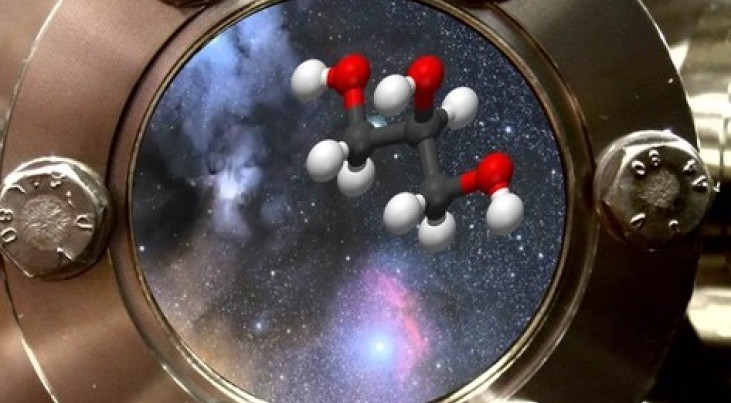 Leidse sterrenkundigen maakten het biologisch belangrijke molecuul glycerol bij min 250 graden Celsius met als startpunt alleen koolmonoxide-ijs en waterstofatomen. Hier een close-up van de ijskoude vacuümkamer met daarin een artist impression van glycer