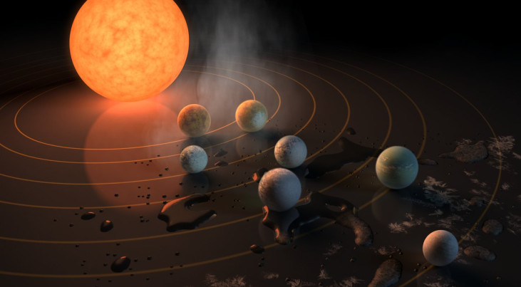 Astronomen van de Universiteit van Amsterdam verklaren met een model hoe het kan dat rond het zonnestelsel Trappist-1 (hier een artistieke impressie) zeven planeten van aardformaat dicht rond hun ster draaien. De crux zit op de grens waar ijs in water ver