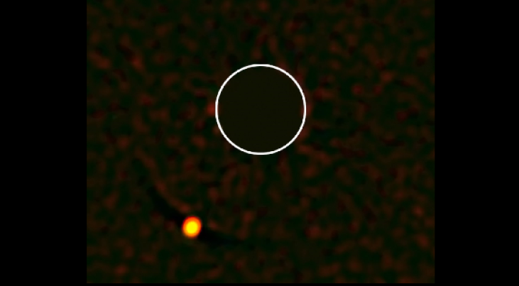 De exoplaneet HIP 65426b is de eerste die met het SPHERE-instrument van de Very Large Telescope is opgespoord. De moederster is uit de opname verwijder. De cirkel geeft, op de juiste schaal, de baan van de planeet Neptunus om de zon aan. Linksonder is de 